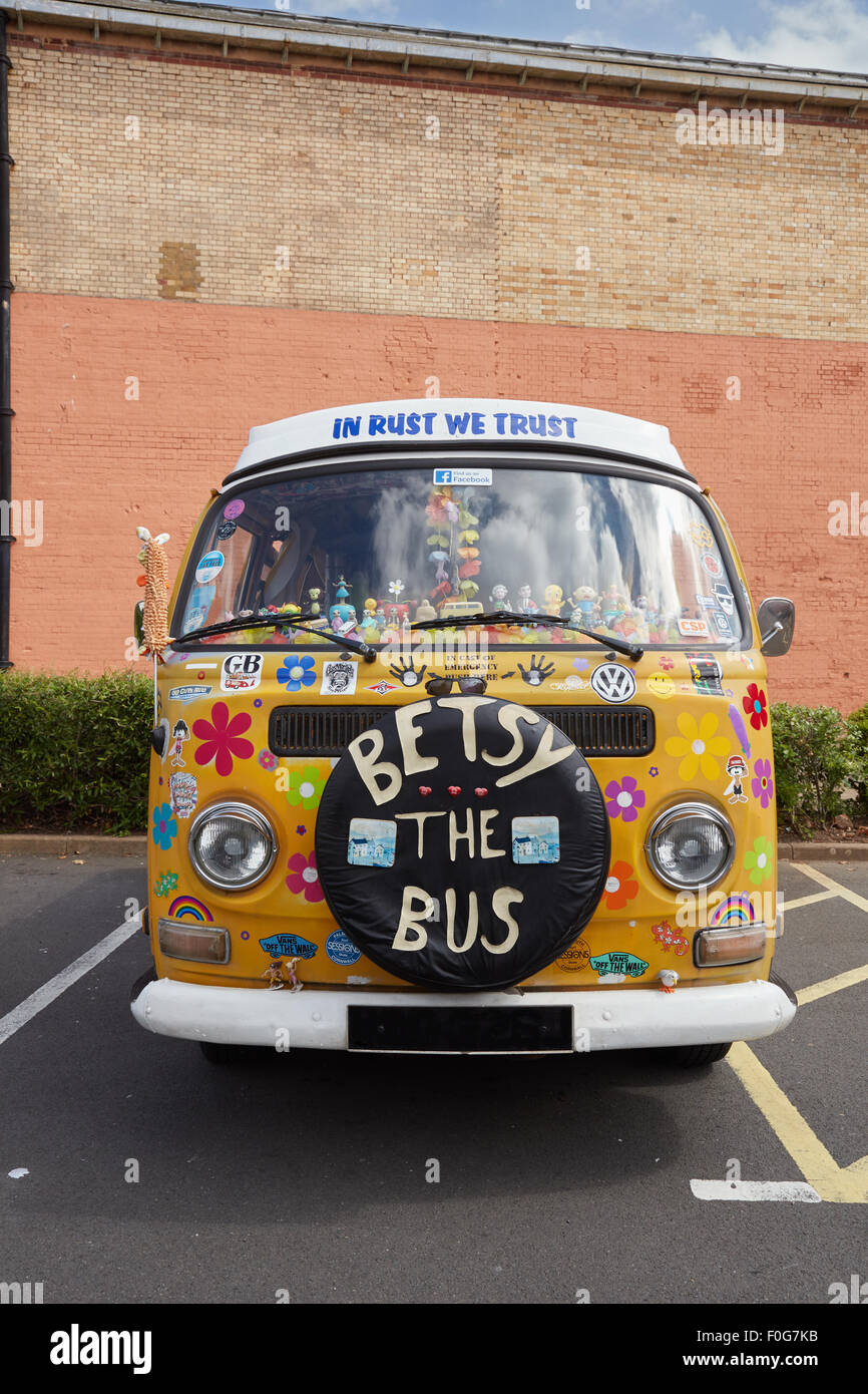 Un altamente decorato VW camper Autobus. Foto Stock