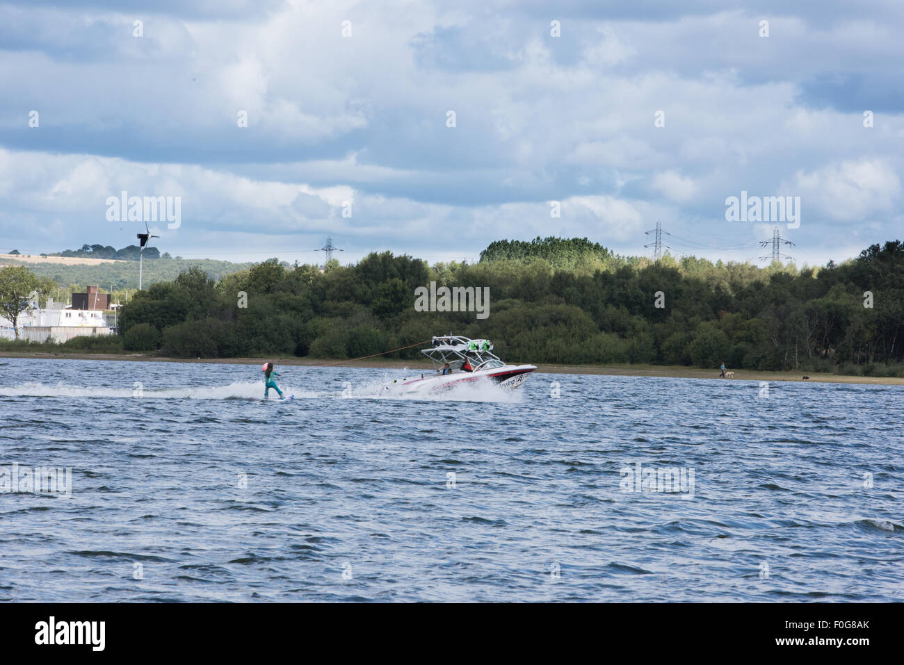 Un ragazzo e una ragazza, Sci d'acqua a Chasewater Country Park lichfield, Staffordshire, Regno Unito Foto Stock