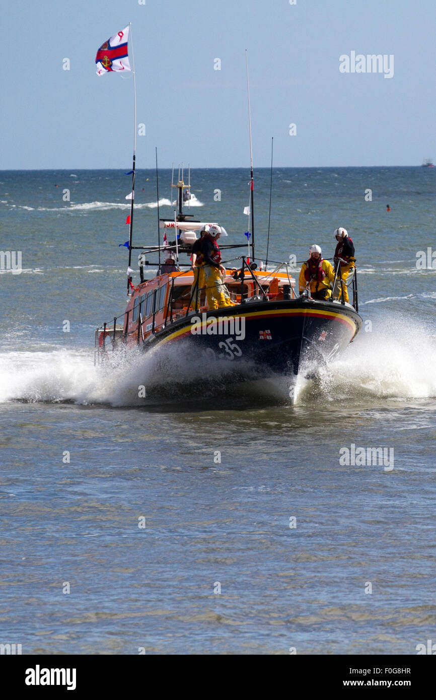 Arbroath, Angus, Scotland, Regno Unito. 15 Agosto, 2015. D nervatura 759 barca usata dai bagnini RNLI al mare di Arbroath Fest in azione presso il festival annuale del mare tenutasi lungo Arbroath sul lungomare e il centraggio in giro per la città è affascinante porto e la nuova marina. Istituito nel 1997, Mare Fest è una festa popolare di Arbroath il meraviglioso patrimonio marittimo, che attrae oltre 30.000 visitatori oltre le sue due giorni nel mese di agosto di ogni anno. Il Atlantic 75 fa parte della classe B delle imbarcazioni di salvataggio che servono le rive del Regno Unito come parte della RNLI flotta costiera. Foto Stock