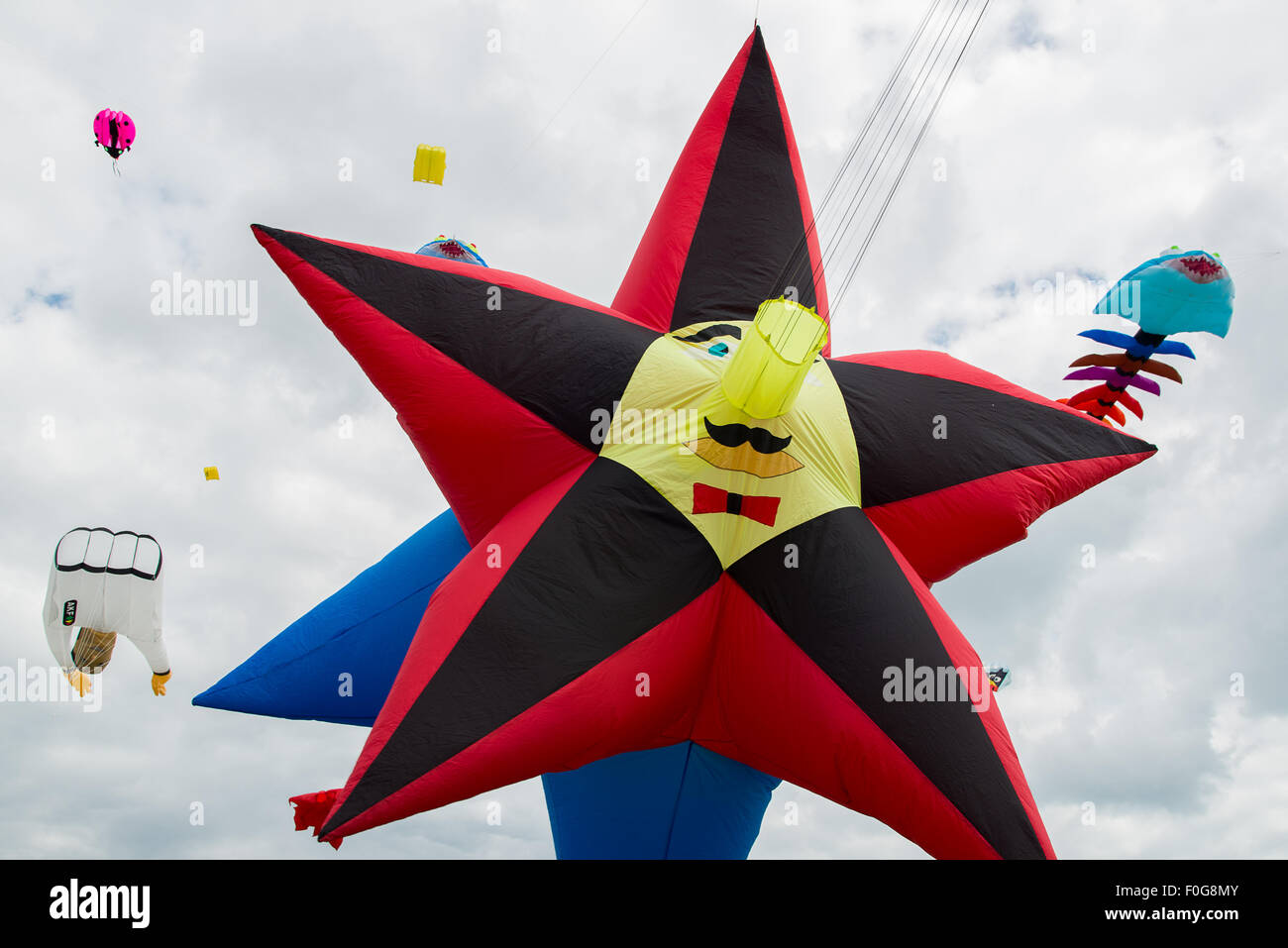 Portsmouth, Regno Unito. Il 15 agosto 2015. Un grande a forma di stella aquilone vola presso l'International Kite Festival. Credito: MeonStock/Alamy Live News Foto Stock