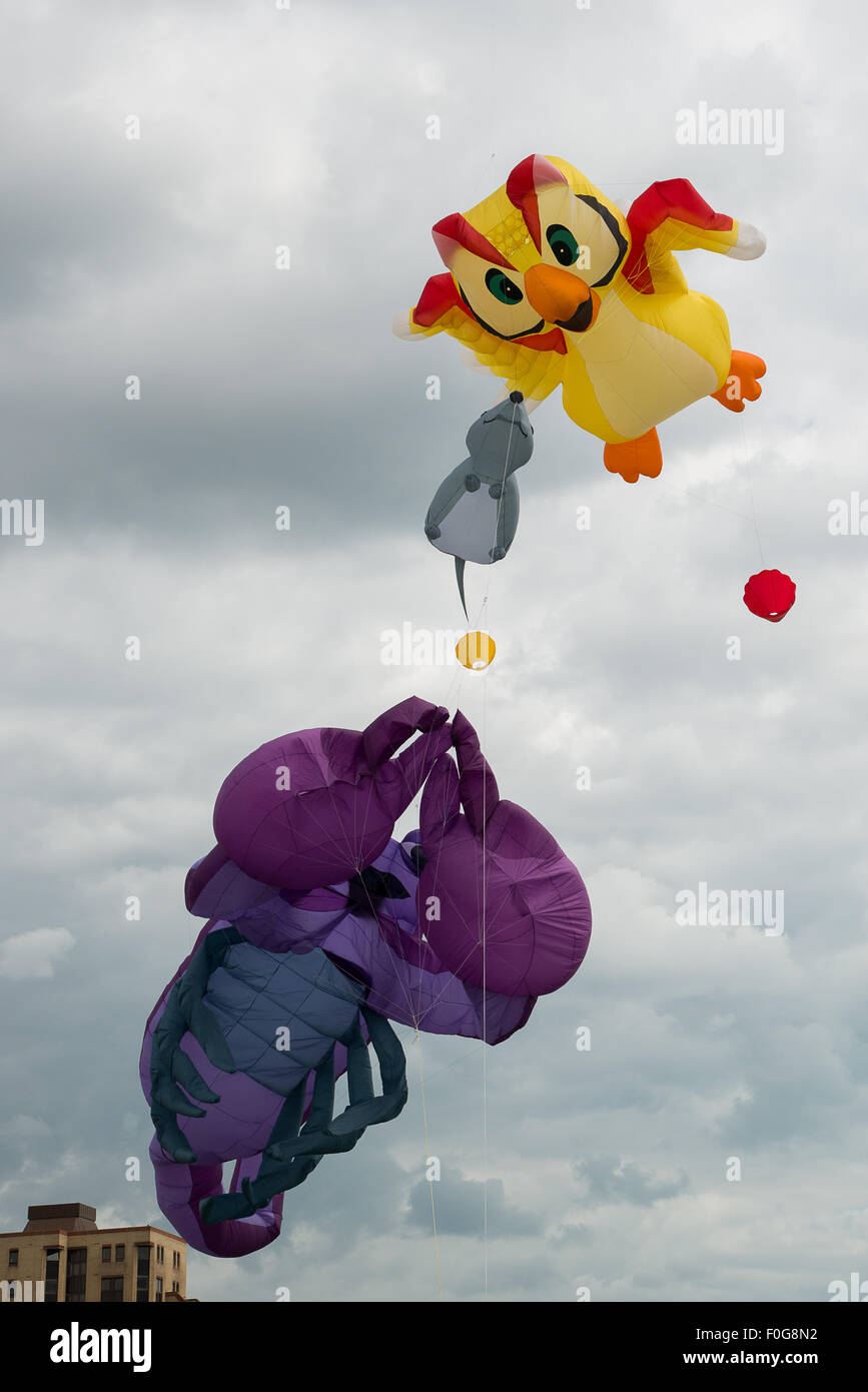 Portsmouth, Regno Unito. Il 15 agosto 2015. Il gufo, mouse e Scorpion aquiloni volare alto sopra Southsea comuni all'International Kite Festival. Credito: MeonStock/Alamy Live News Foto Stock