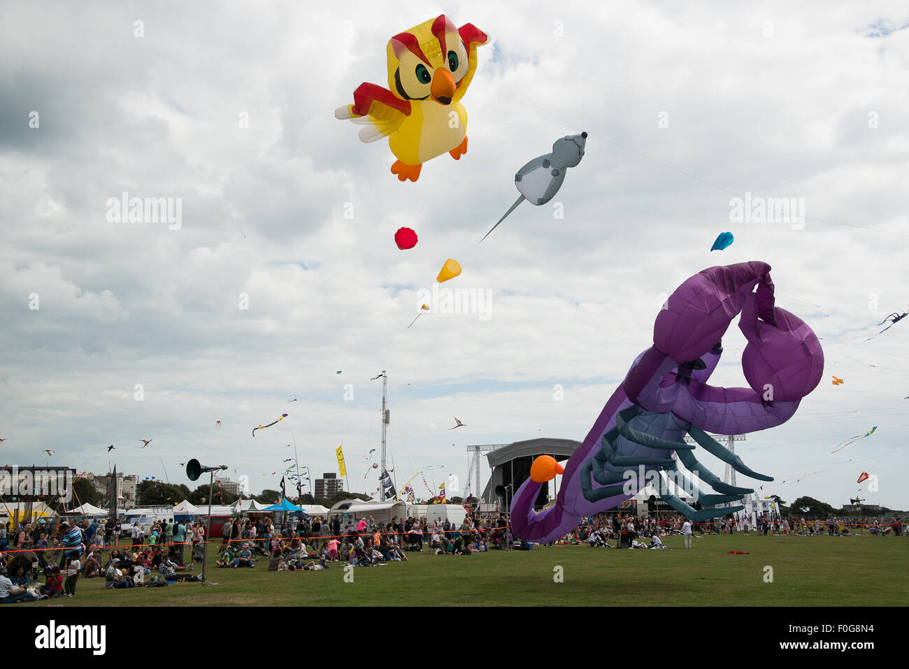 Portsmouth, Regno Unito. Il 15 agosto 2015. Il gufo, mouse e Scorpion aquiloni volare alto sopra Southsea comuni all'International Kite Festival guardato da centinaia di visitatori. Credito: MeonStock/Alamy Live News Foto Stock