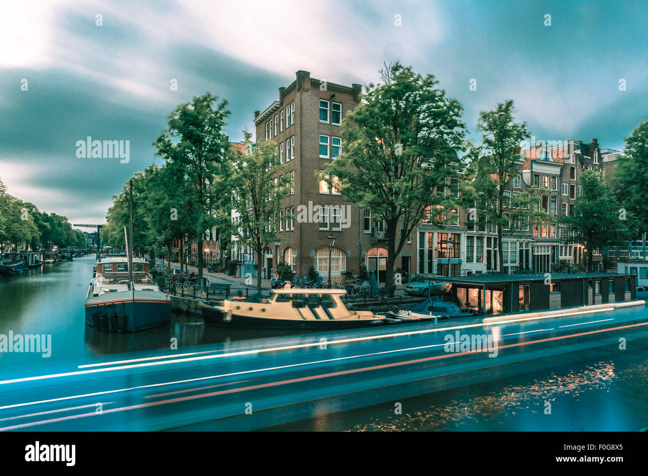 Notte Amsterdam canal e luminosa via Foto Stock