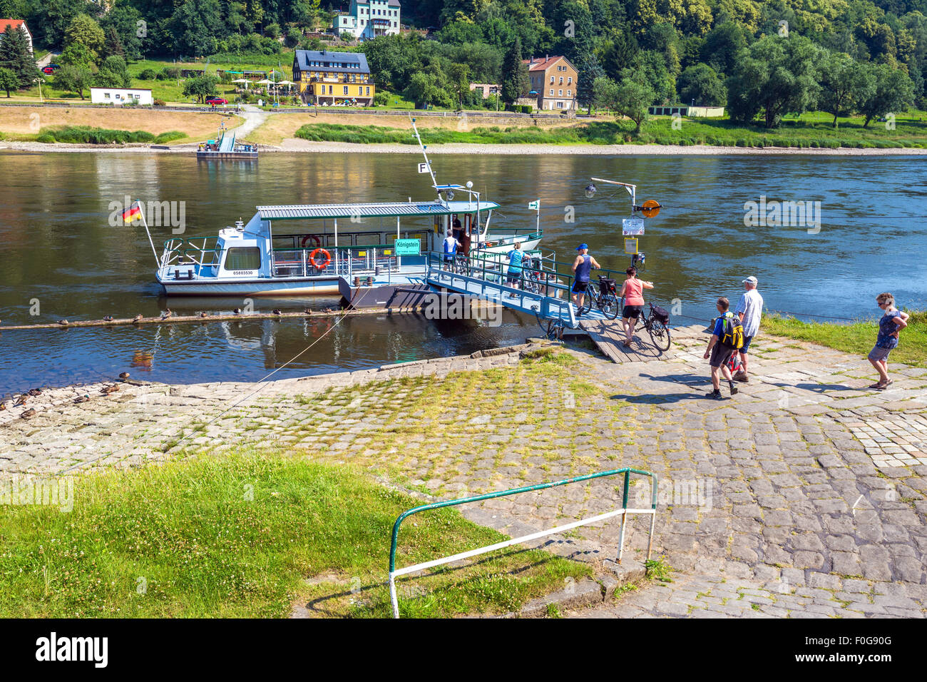 Traghetti passeggeri al di là del fiume Elba a Konigstein, Svizzera sassone (Sachsische Schweiz), Sassonia, Germania Foto Stock