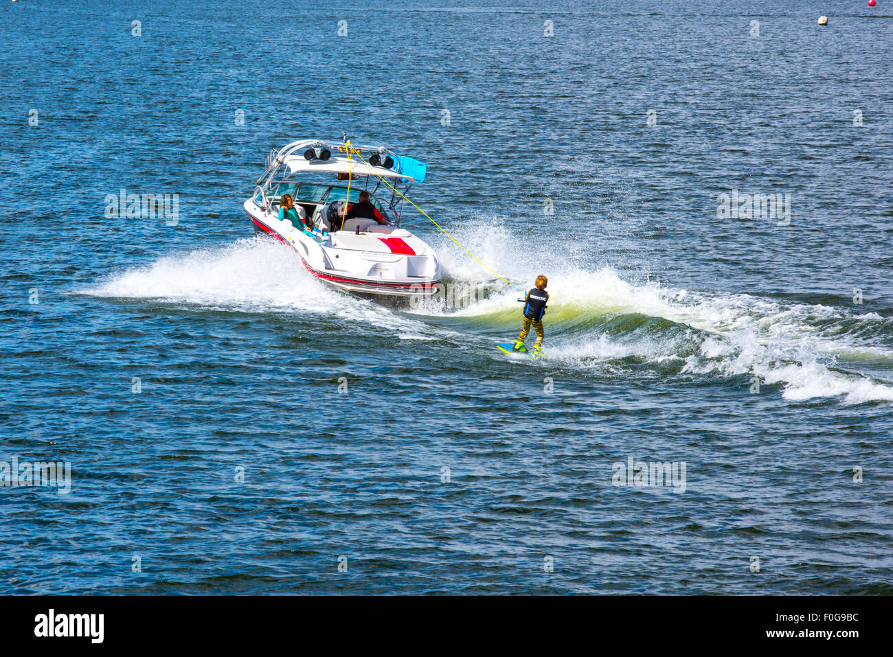 Un ragazzo e una ragazza, Sci d'acqua a Chasewater Country Park lichfield, Staffordshire, Regno Unito Foto Stock