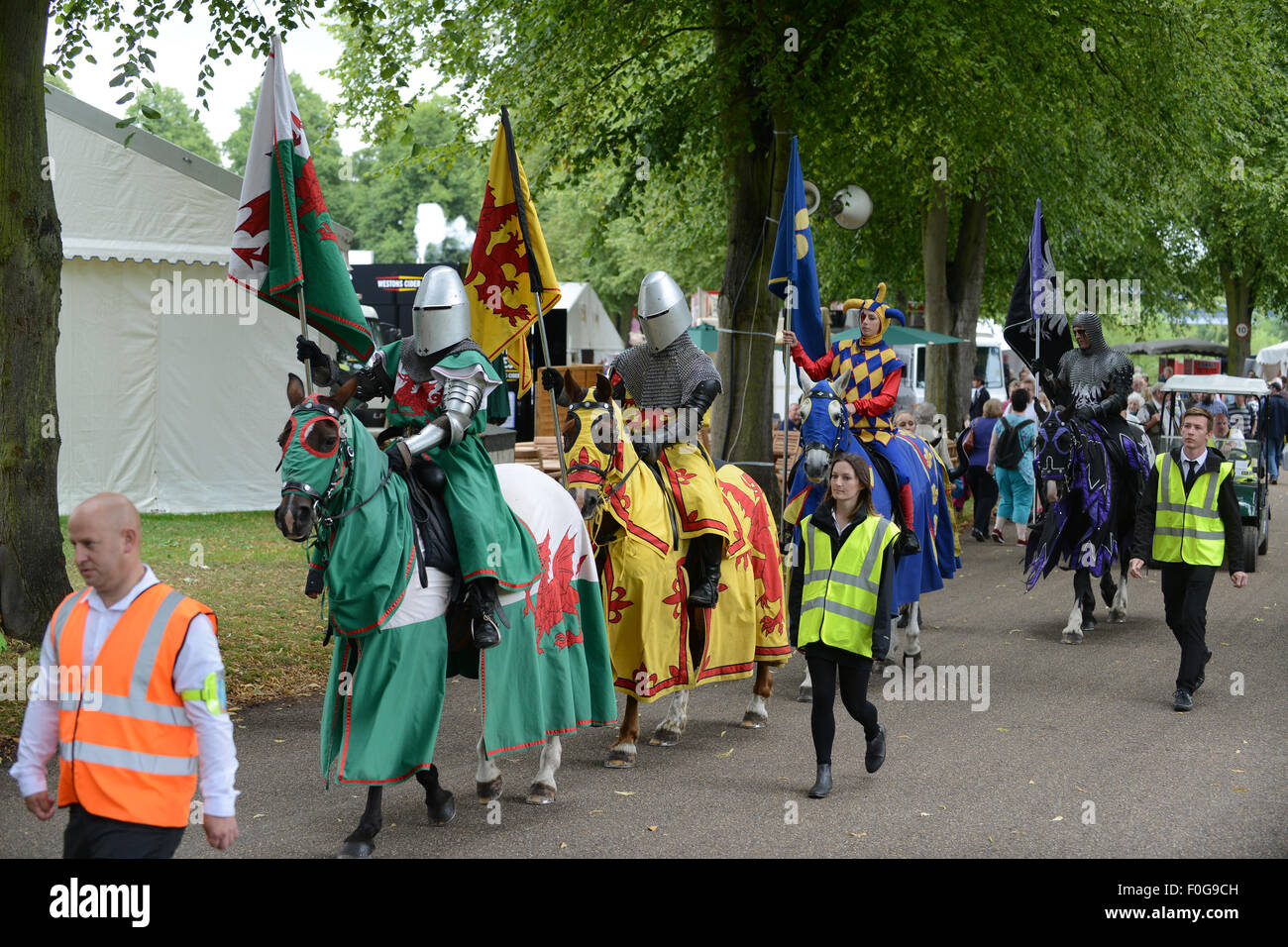 I Cavalieri della squadra di giostra medievale Damned al Shrewsbury Flower Show. Credito: David Bagnall Foto Stock