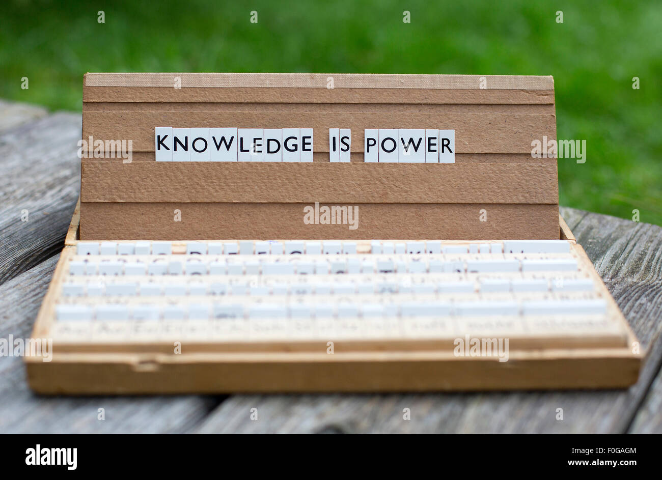 Le parole "sapere è potere" su una vecchia scuola letter box Foto Stock