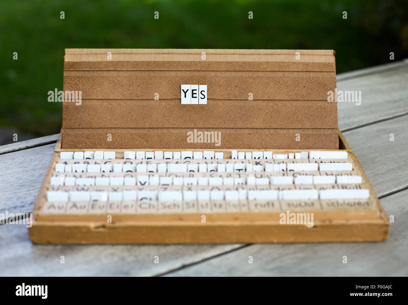 La parola "sì" su una vecchia scuola letter box Foto Stock