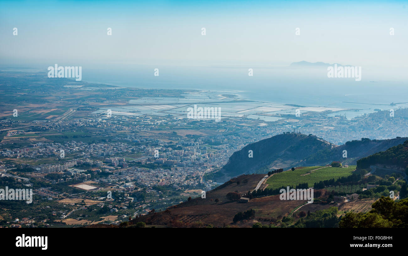 Saline nel golfo di Trapani. Provincia di Trapani. Paesaggio panoramico da Erice, in Sicilia, Italia. Foto Stock