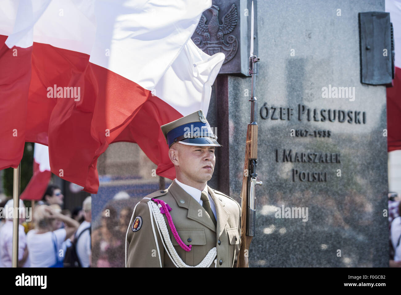 Warszawa, mazowieckie, Polonia. Il 15 agosto, 2015. Soldato di guardia mantiene sotto una bandiera polacca vicino al Memoriale di Josef Pilsudski durante le celebrazioni delle Forze Armate giorno a Varsavia in Polonia. Credito: Celestino Arce/ZUMA filo/Alamy Live News Foto Stock