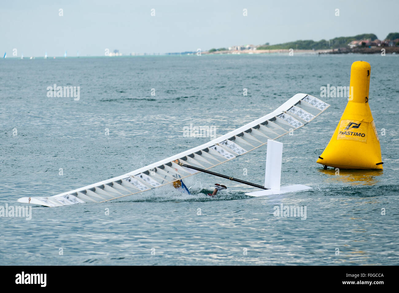 Worthing, Regno Unito. Il 15 agosto, 2015. Sean Frawley da Hong Kong nel suo quinto Birdman [Leonardo Da Vinci classe] Il Worthing International Birdman Festival 2015. Credito: Stephen Bartolomeo/Alamy Live News Foto Stock