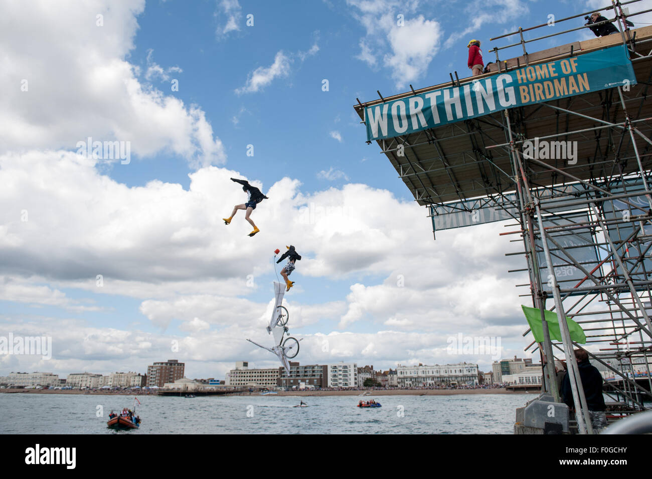 Worthing, Regno Unito. Il 15 agosto, 2015. James Freeman & Toby Howard [Kingfisher classe]. Il Worthing International Birdman Festival 2015 Credit: stephen Bartolomeo/Alamy Live News Foto Stock