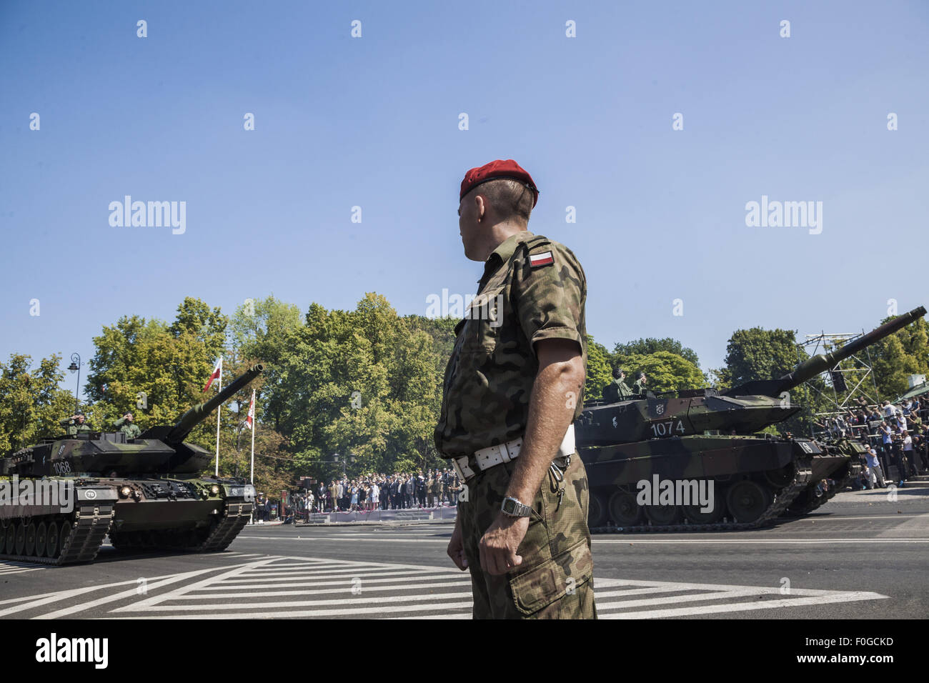 Warszawa, mazowieckie, Polonia. Il 15 agosto, 2015. Soldato di sicurezza circondato di serbatoi in una parata militare durante le celebrazioni delle Forze Armate giorno a Varsavia. Credito: Celestino Arce/ZUMA filo/Alamy Live News Foto Stock