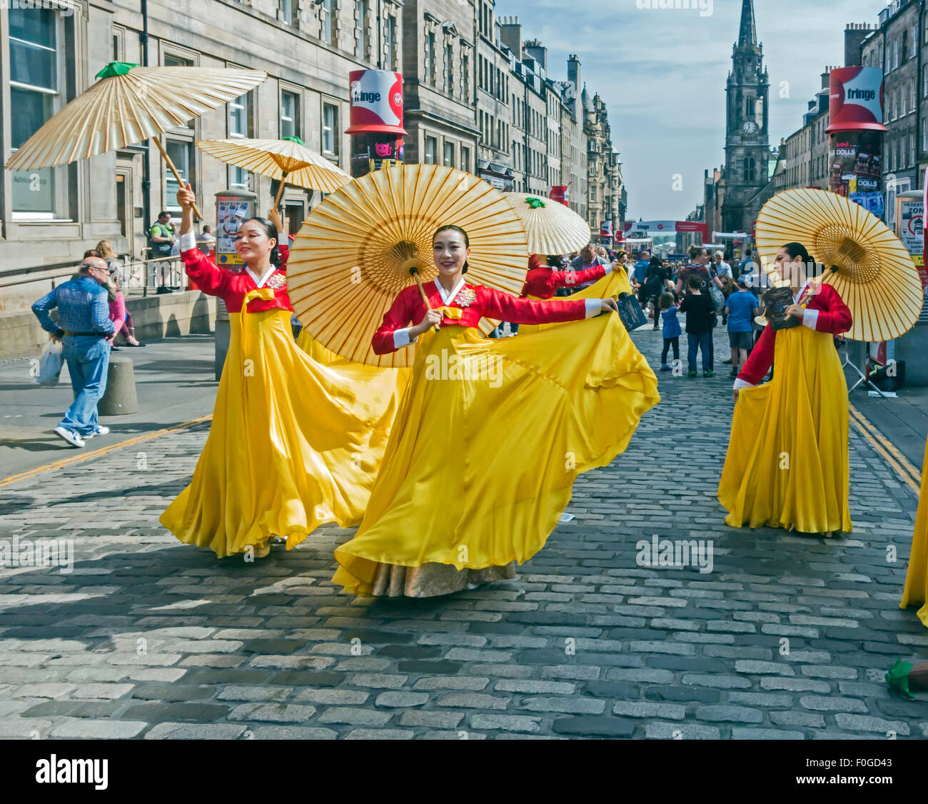 Artisti e Musicisti a promuovere i loro spettacoli al Festival di Edimburgo Fringe 2015 nel Royal Mile di Edimburgo in Scozia Foto Stock