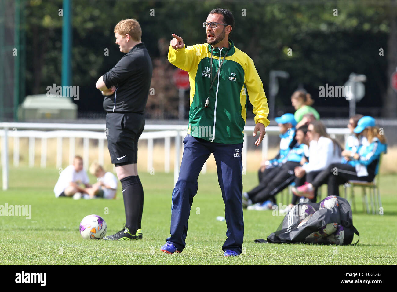 Nottingham, Regno Unito. Il 15 agosto, 2015. 2015 paralisi cerebrale dei giochi del mondo. La finale del campionato di calcio. La Russia contro il Brasile. La Russia coach Rodrigo Terra Cardoso dando istruzioni al suo team Credit: Azione Plus sport/Alamy Live News Foto Stock