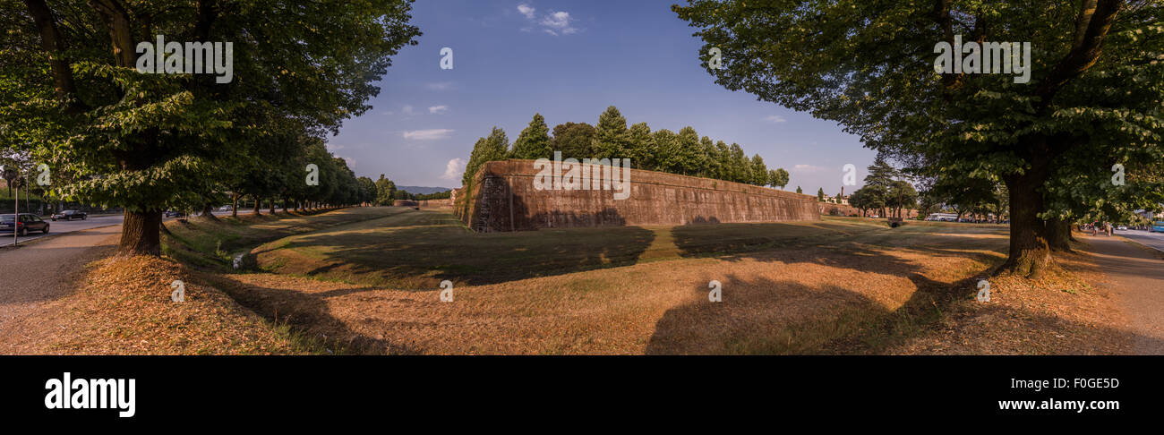 Delle antiche mura romane di Lucca in Toscana, Italia Foto Stock