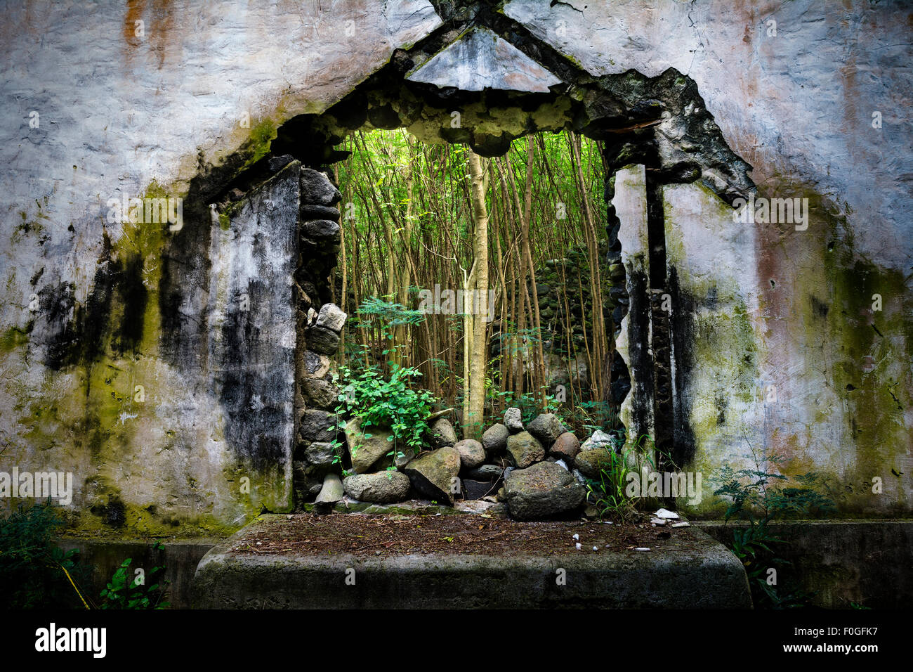 In una chiesa di Molokai Hawaii che era stata distrutta da un maremoto nel 1940s rimane parzialmente in piedi. Foto Stock