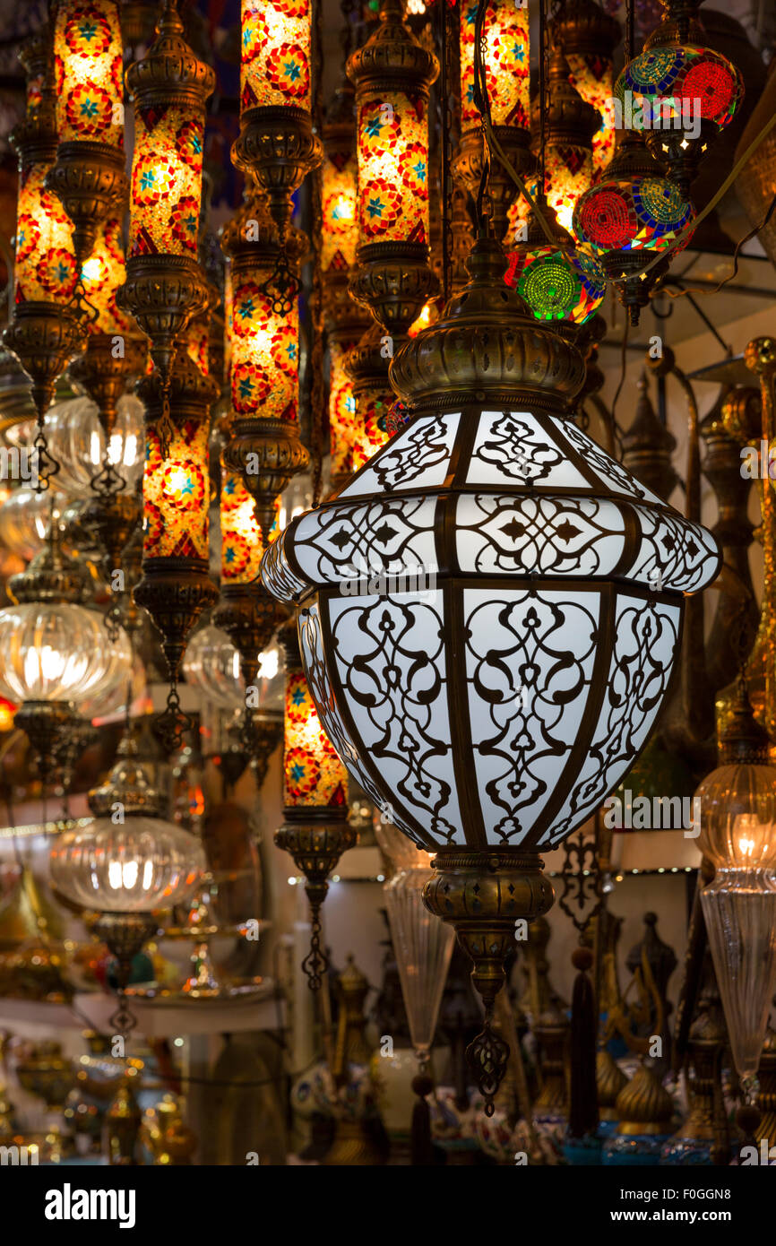 Punti luce di diverse dimensioni a incandescenza una lampada shop in Grand Bazaar, Istanbul, Turchia. Foto Stock
