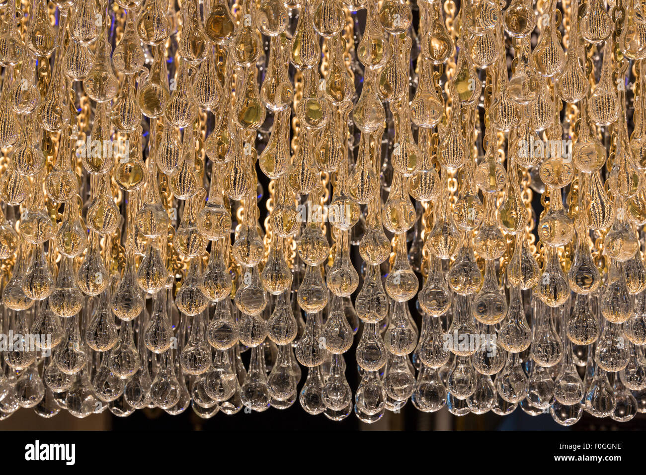 Retroilluminato a forma di lacrima perline di vetro di un lampadario candelette a una lampada shop in Grand Bazaar, Istanbul, Turchia. Foto Stock