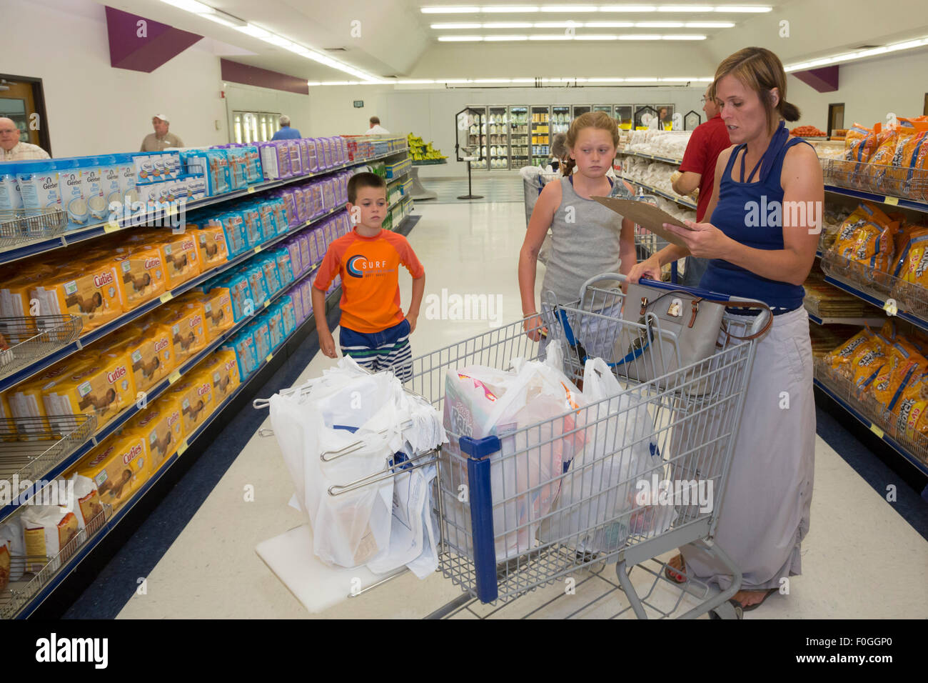 Salt Lake City, Utah - il rilievo il presidente della società di un Mormone ward (Congregazione) preleva i generi alimentari per un elemento di bisognosi. Foto Stock