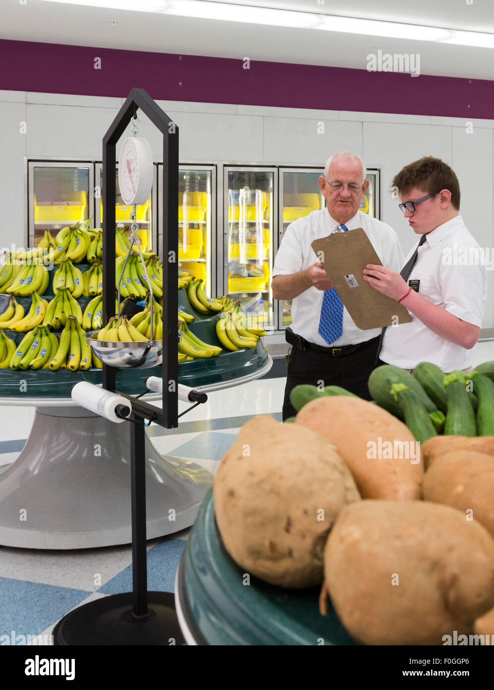 Salt Lake City, Utah - un volontario è addestrato a lavorare al Vescovo il magazzino (dispensa alimentare) presso i Mormoni' Piazza del benessere. Foto Stock