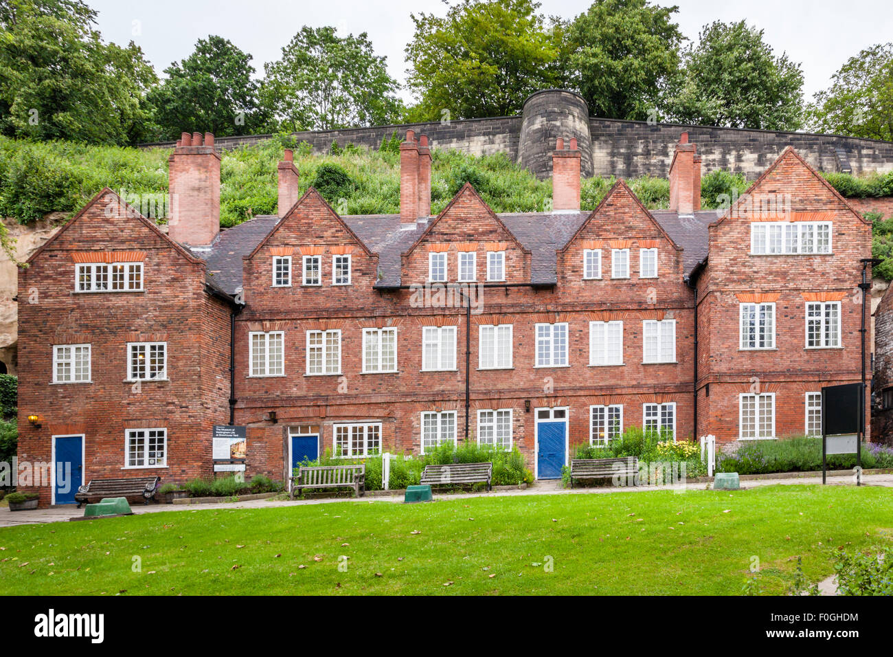 Xvii secolo cottages in tini di filtrazione cantiere, che ospita il Museo di Vita di Nottingham, con le pareti di Nottingham Castle dietro. Nottingham, Inghilterra, Regno Unito Foto Stock