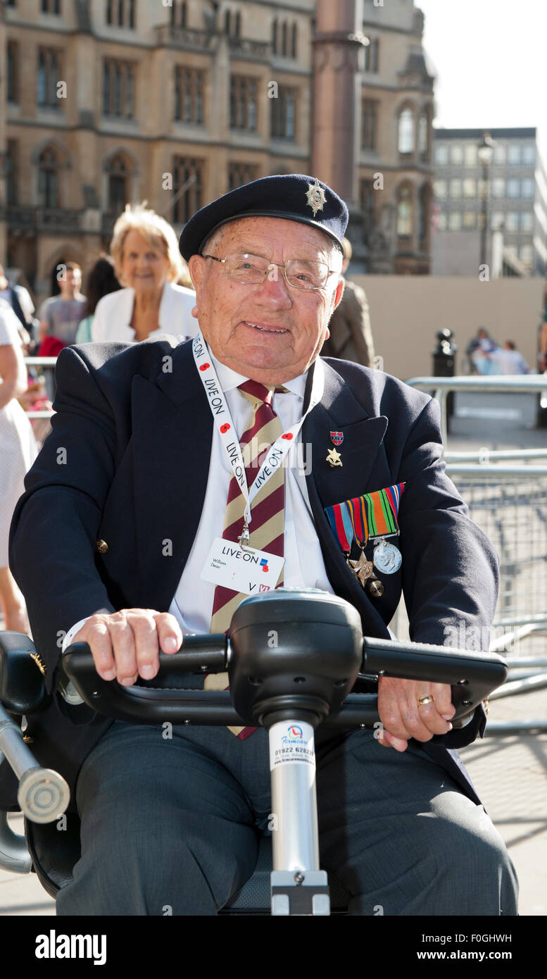 Londra, Regno Unito. Il 15 agosto, 2015. William Dean secondo battaglione xix divisione indiani che hanno combattuto a destra se la Birmania e Rangoon, Estremo Oriente WW2 veterano lasciando VJ giorno settantesimo anniversario ricevimento in Deans Yard Westminster Abbey Credit: Prixpics/Alamy Live News Foto Stock