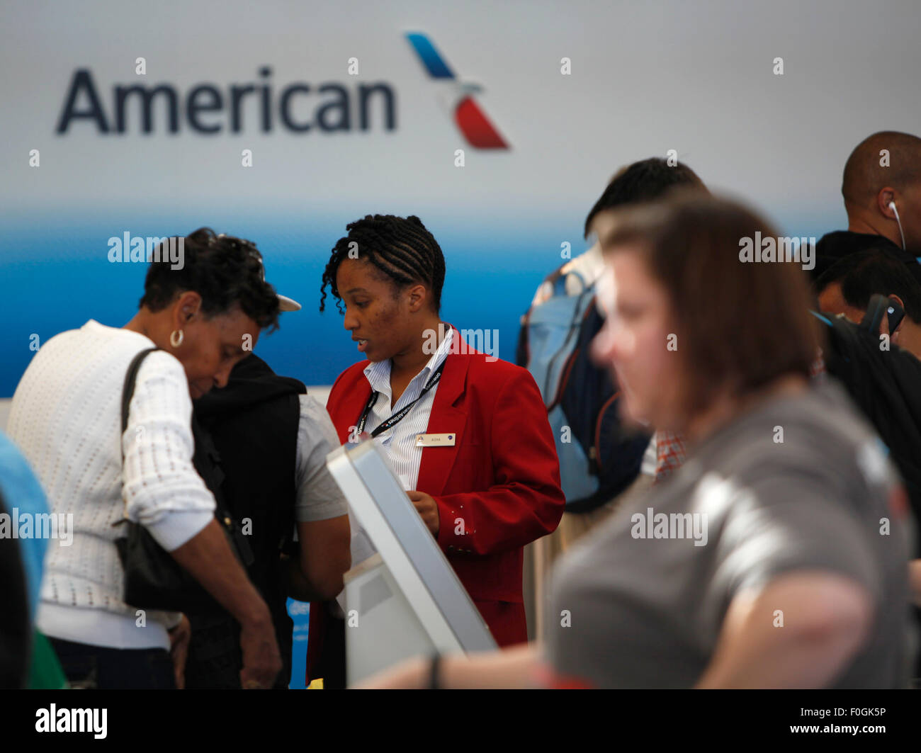 Washington, DC, Stati Uniti d'America. Il 15 agosto, 2015. Una compagnia aerea americana personale aiuta i passeggeri effettuano il check in presso Ronald Regan nazionali Aeroporto di Washington a Washington, DC, Stati Uniti, il 15 agosto 2015. Malfunzionamento del computer presso un centro di controllo del traffico aereo in Virginia vicino a Washington DC è stato ritardare gli arrivi e le partenze dei voli negli Stati Uniti nord-est, la Federal Aviation Administration (FAA) detto sabato. © Liu Shuai/Xinhua/Alamy Live News Foto Stock