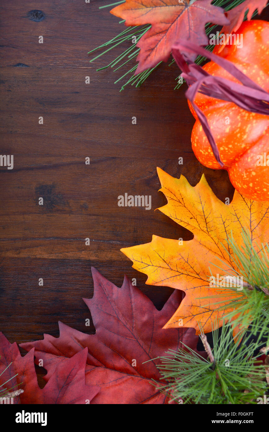 Autunno Autunno sfondo per il giorno del Ringraziamento o di Halloween con foglie e decorazioni su tavola in legno rustico con copia spazio per il t Foto Stock