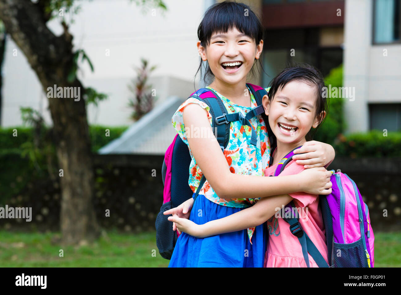 Piccolo felice ragazze con i compagni di scuola avendo divertimento presso la scuola Foto Stock