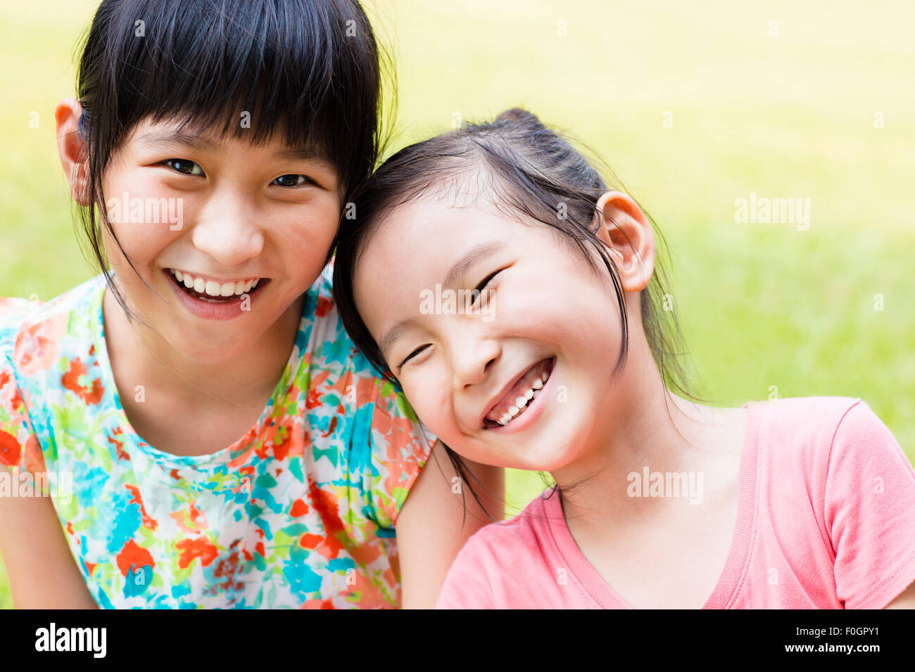 Closeup carino bambine sull'erba Foto Stock