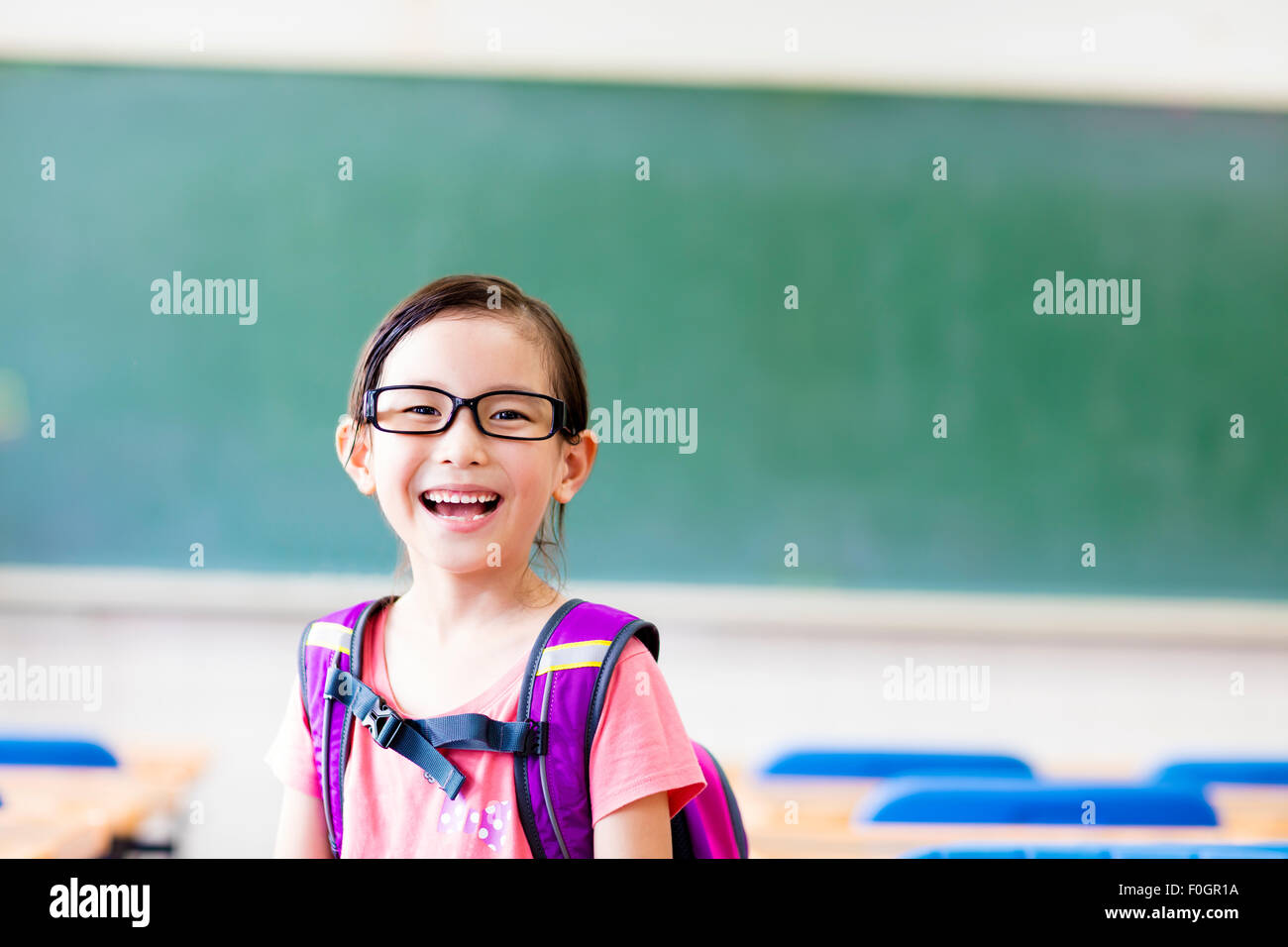 Felice bambina in classe Foto Stock