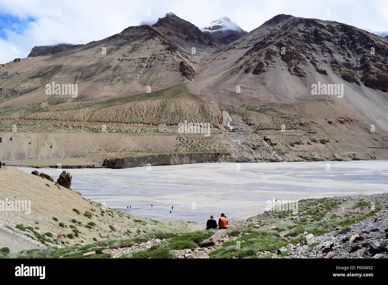 I turisti stranieri giovane godendo l'Himalaya Mountain e la bellezza del fiume in Ladakh India Foto Stock