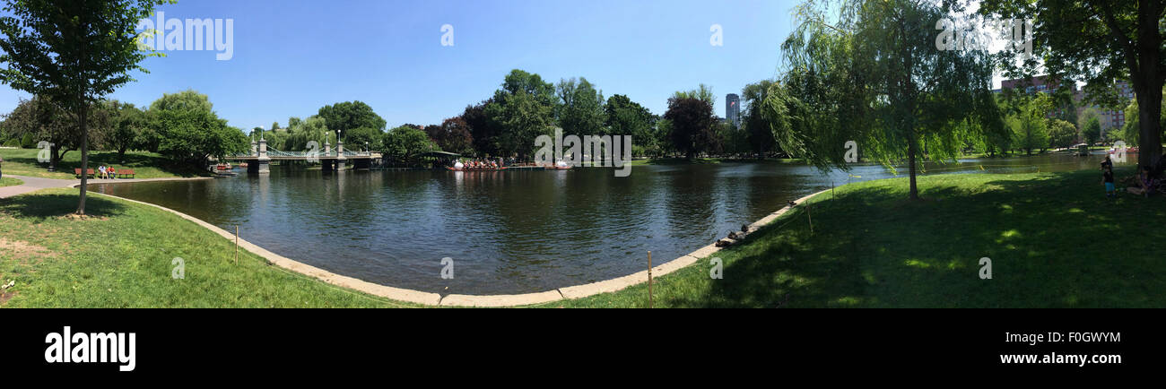 Boston Public Garden e visite turistiche tourist sulle famose barche di Swan nel centro di Boston, Massachusetts, USA. Foto Stock