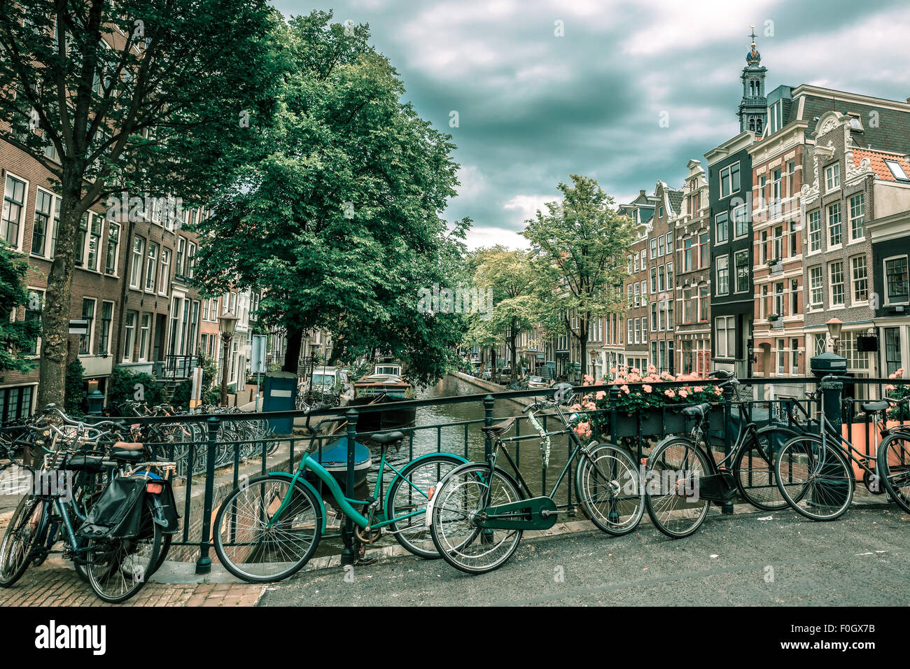 Amsterdam canal e il ponte con la bici, Olanda Foto Stock