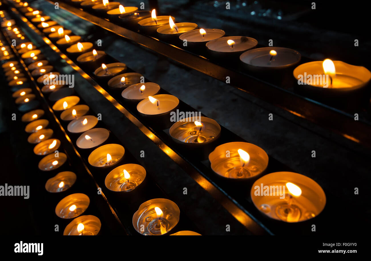 Flaming memorial candele in chiesa Foto Stock