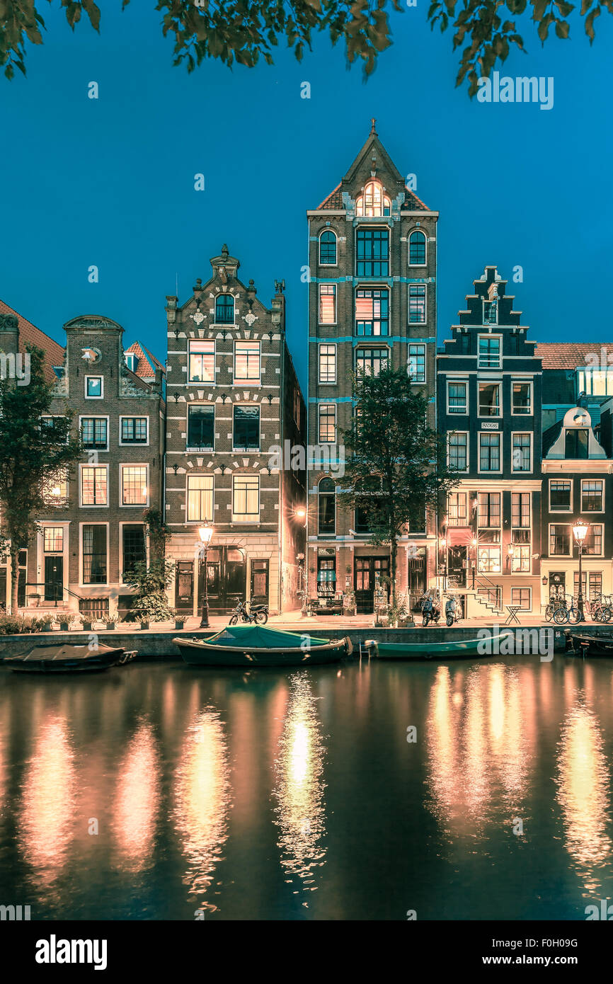 Notte Amsterdam canal con case olandesi Foto Stock