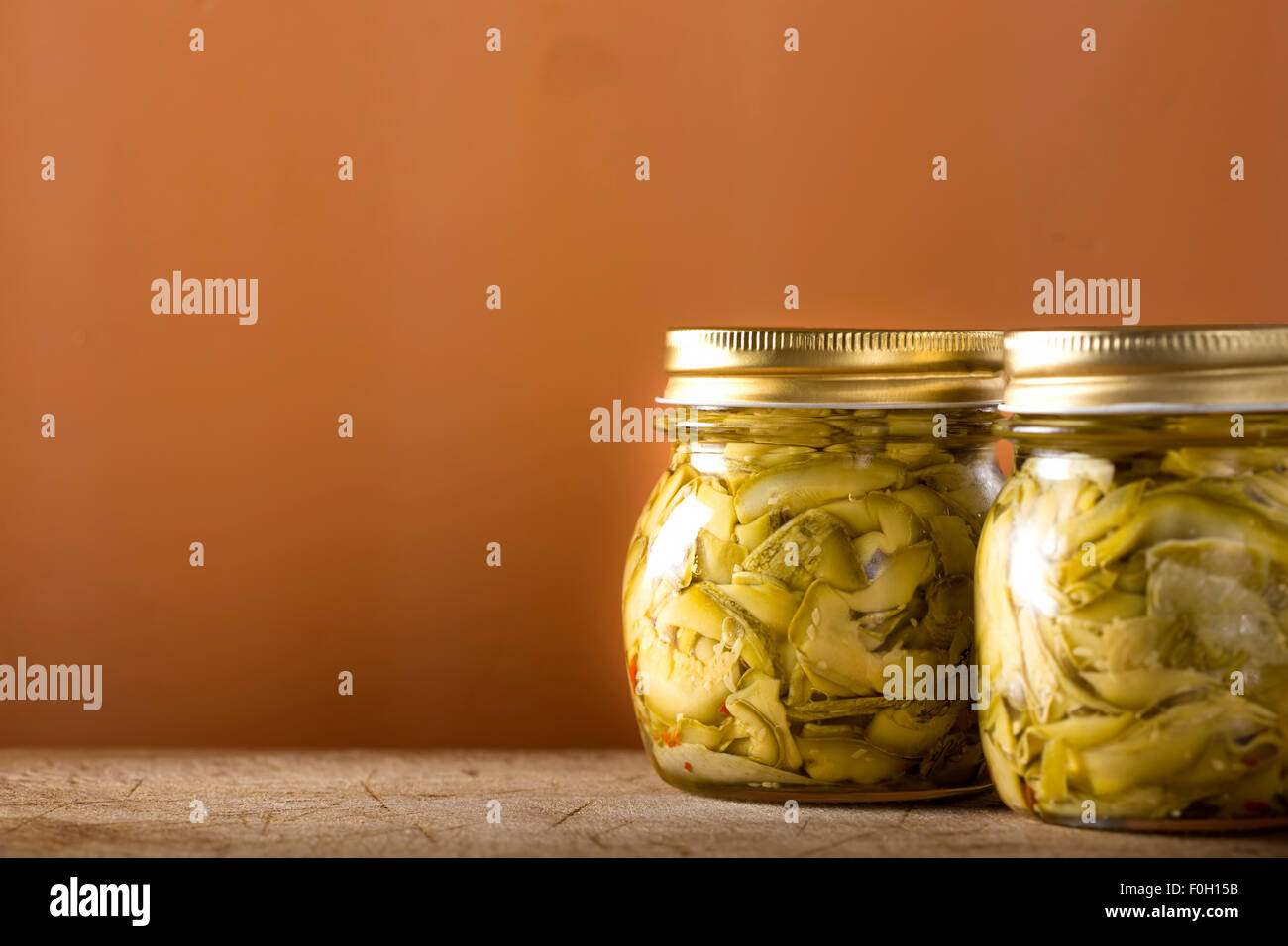 Conserve. Sottili fette di zucchine sott'aceto in vetro Foto Stock