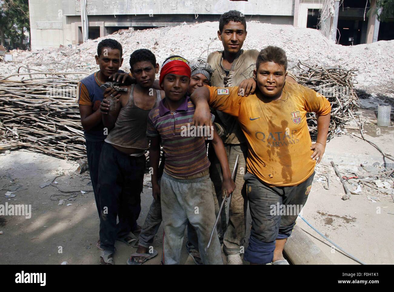 Il Cairo, Egitto. 11 Ago, 2015. Operai egiziano posano per una foto durante la demolizione della sede centrale della volta partito dominante dell ex-presidente Hosni Mubarak che è stata attaccata e bruciata durante il 2011 insurrezione che rovesciò lui, il 16 agosto 2015 nella capitale, il Cairo © Sayed Amr/immagini APA/ZUMA filo/Alamy Live News Foto Stock