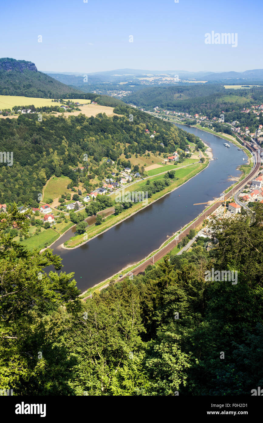 Vista del fiume Elba montagne di arenaria e Konigstein città sul fiume Elba, Svizzera Sassone, in Sassonia, Germania, Europa Foto Stock