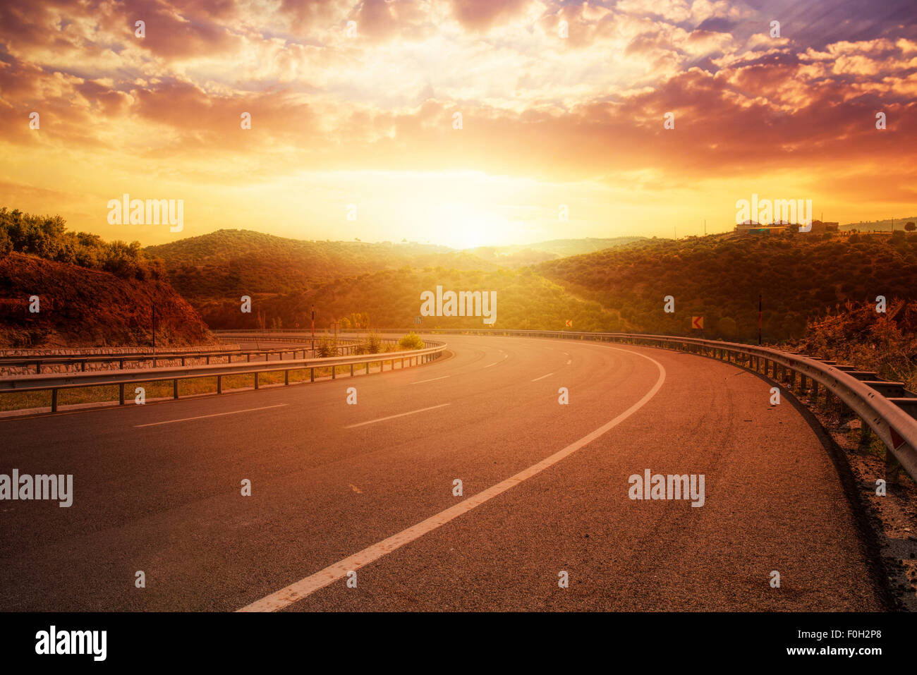 Fantastico tramonto su strada asfaltata Foto Stock
