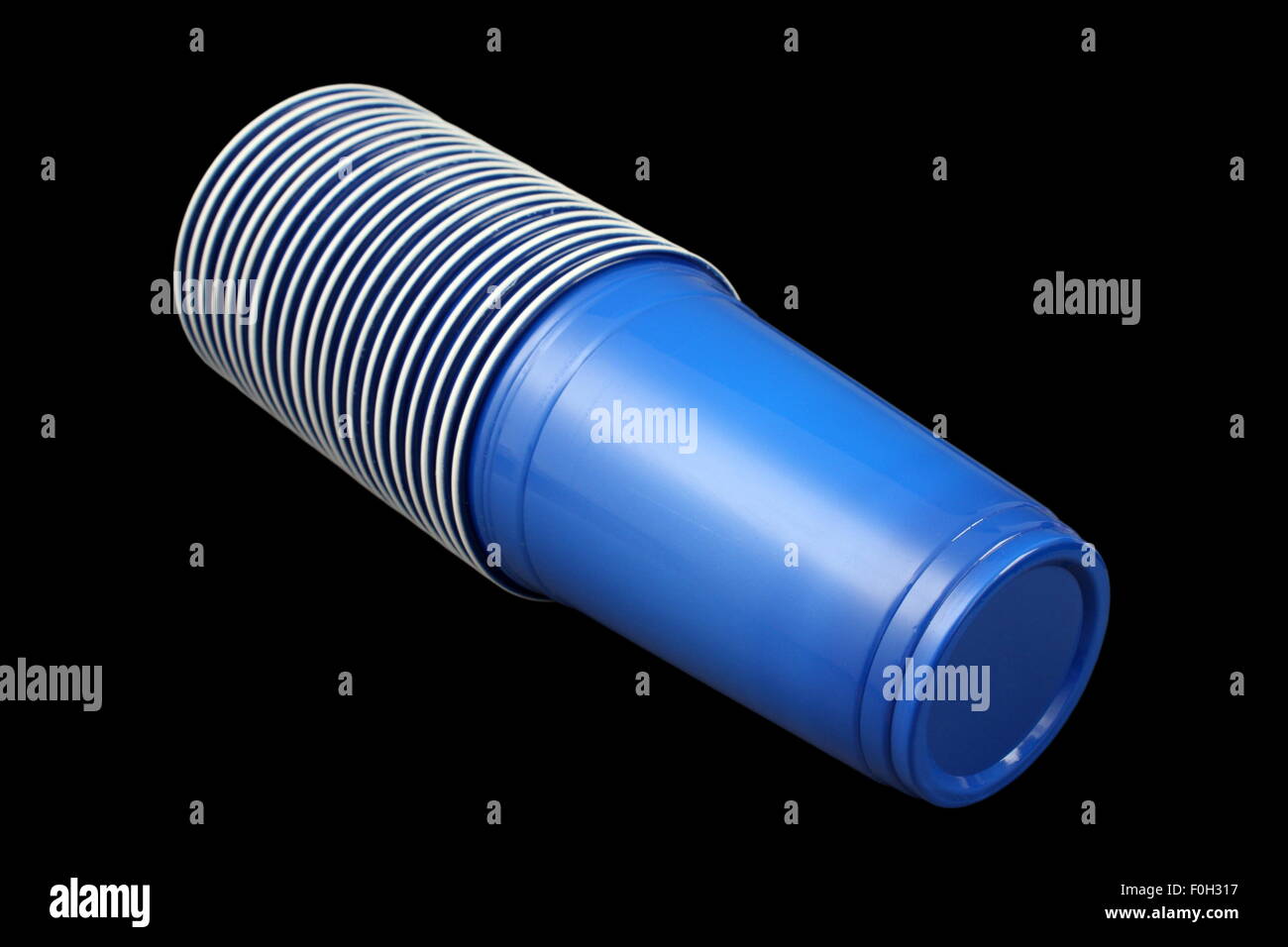 Blue tazze di plastica pronto per l'uso per la birra su sfondo scuro Foto Stock