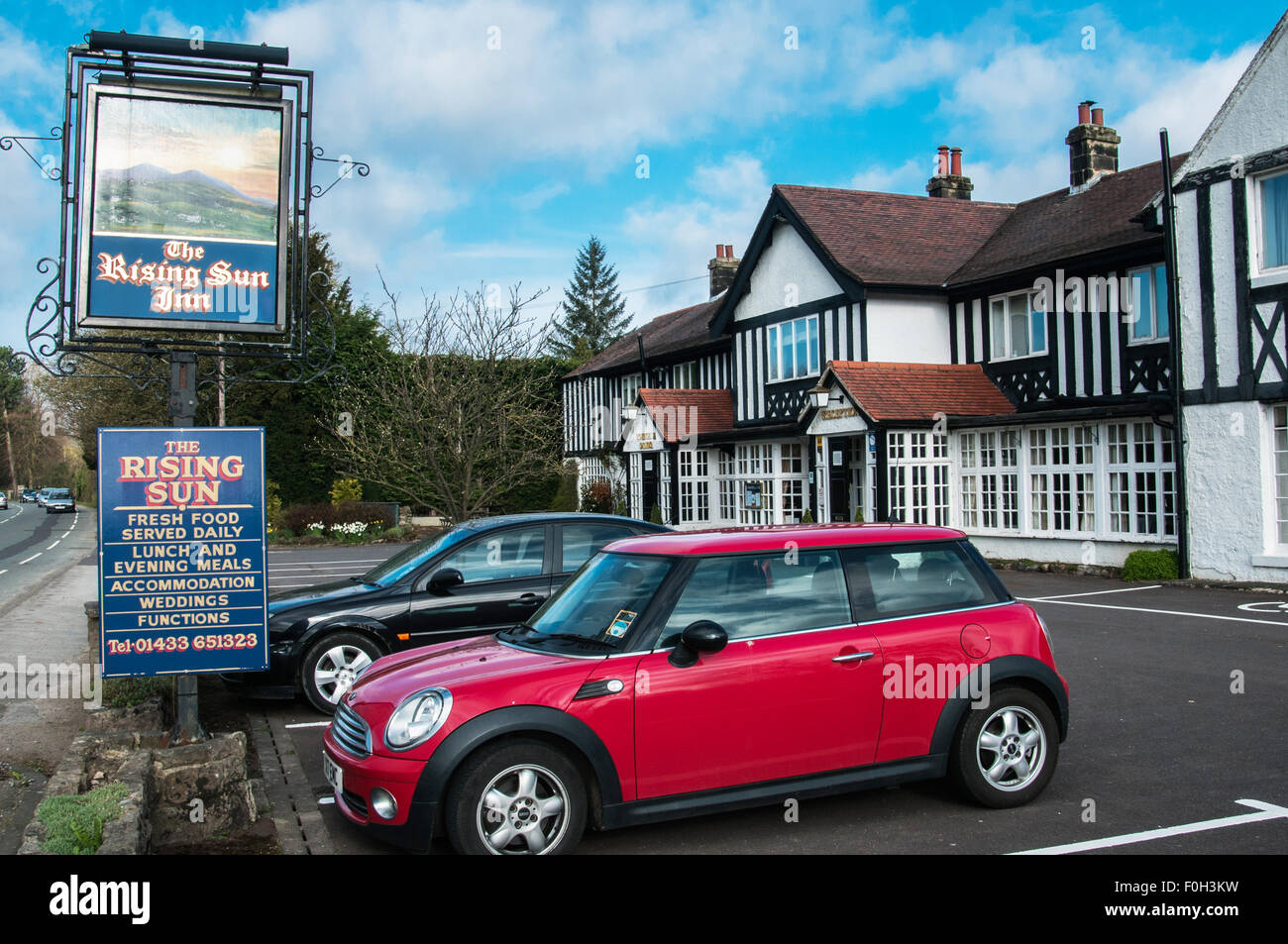 La vecchia casa pubblica il Rising Sun Derbyshire parcheggio con automobili in attesa Ray Boswell Foto Stock