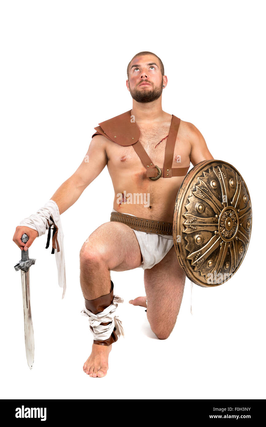 Gladiator in posa con scudo e spada isolato in bianco Foto Stock