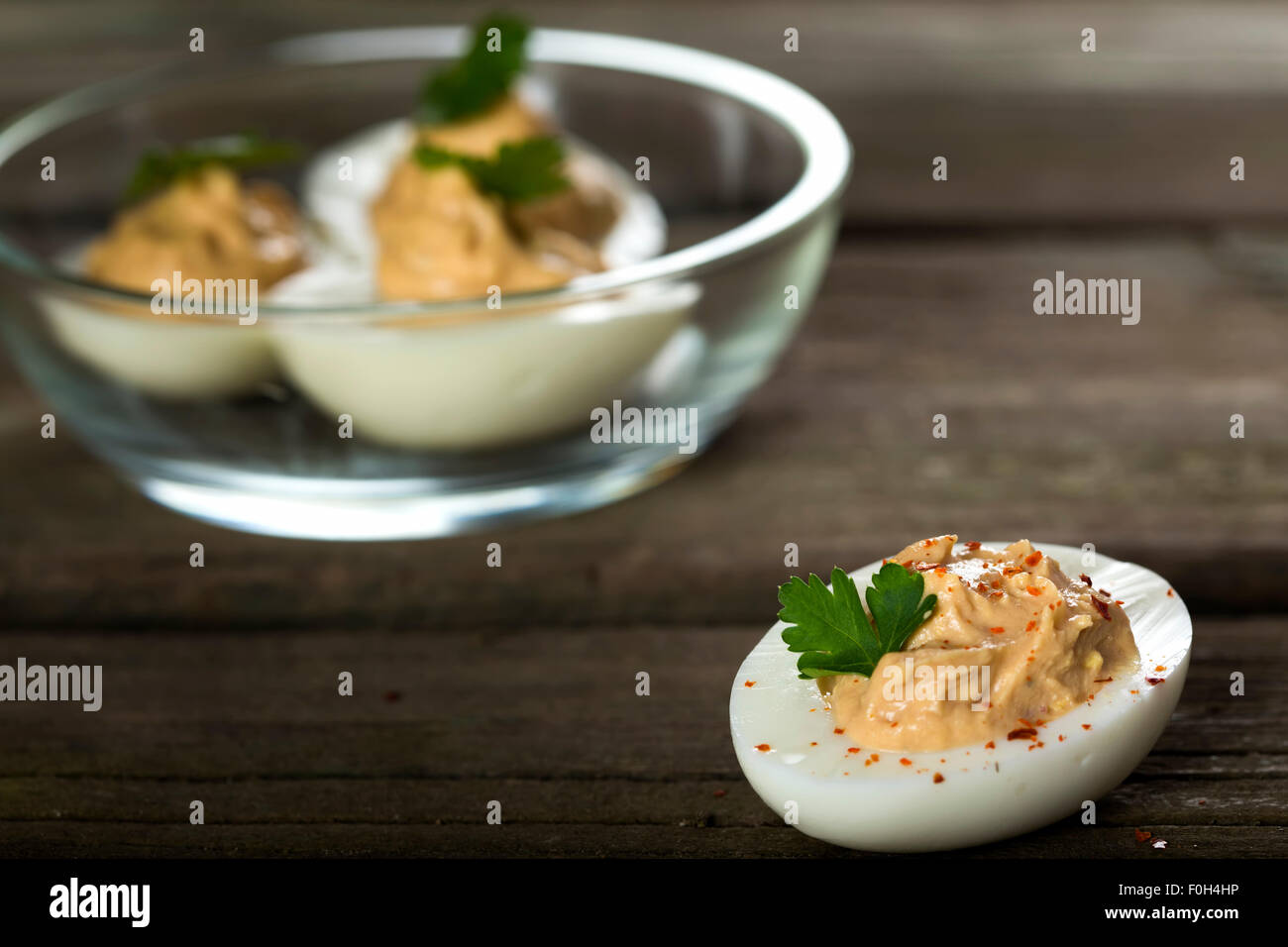 Uova ripiene con patè di pollo, peperone e peperoncino Foto Stock
