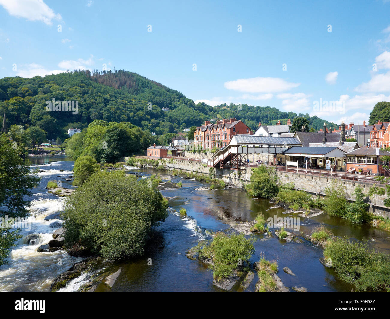 Stazione ferroviaria o treno di Llangollen con River Dee Denbighshire Dee Valley Wales UK Foto Stock