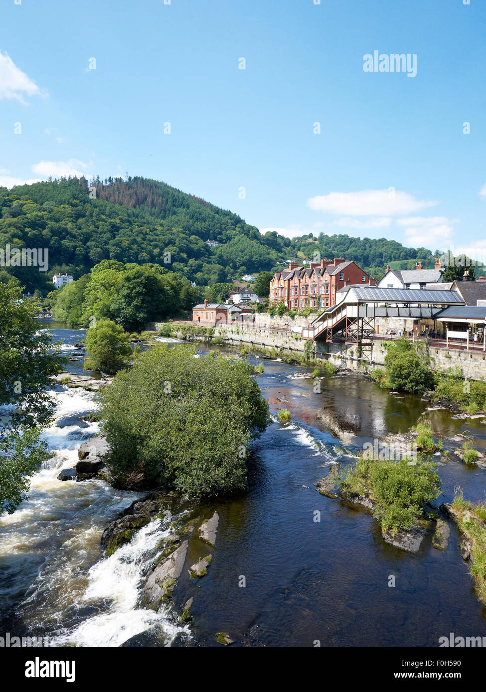 Stazione ferroviaria o treno di Llangollen con River Dee Denbighshire Dee Valley Wales UK Foto Stock