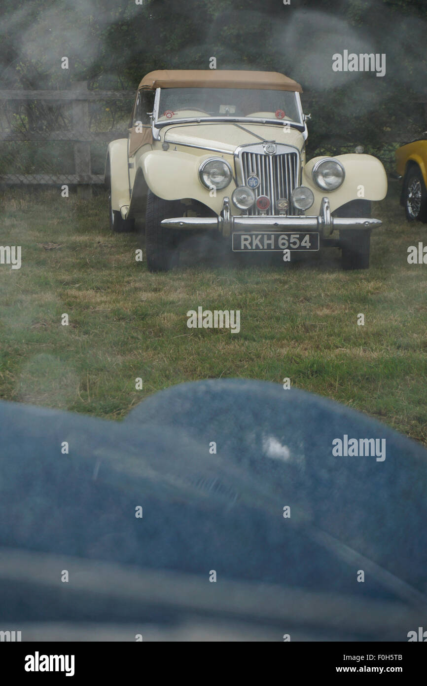 Mg tf attraverso piovosa parabrezza auto Foto Stock