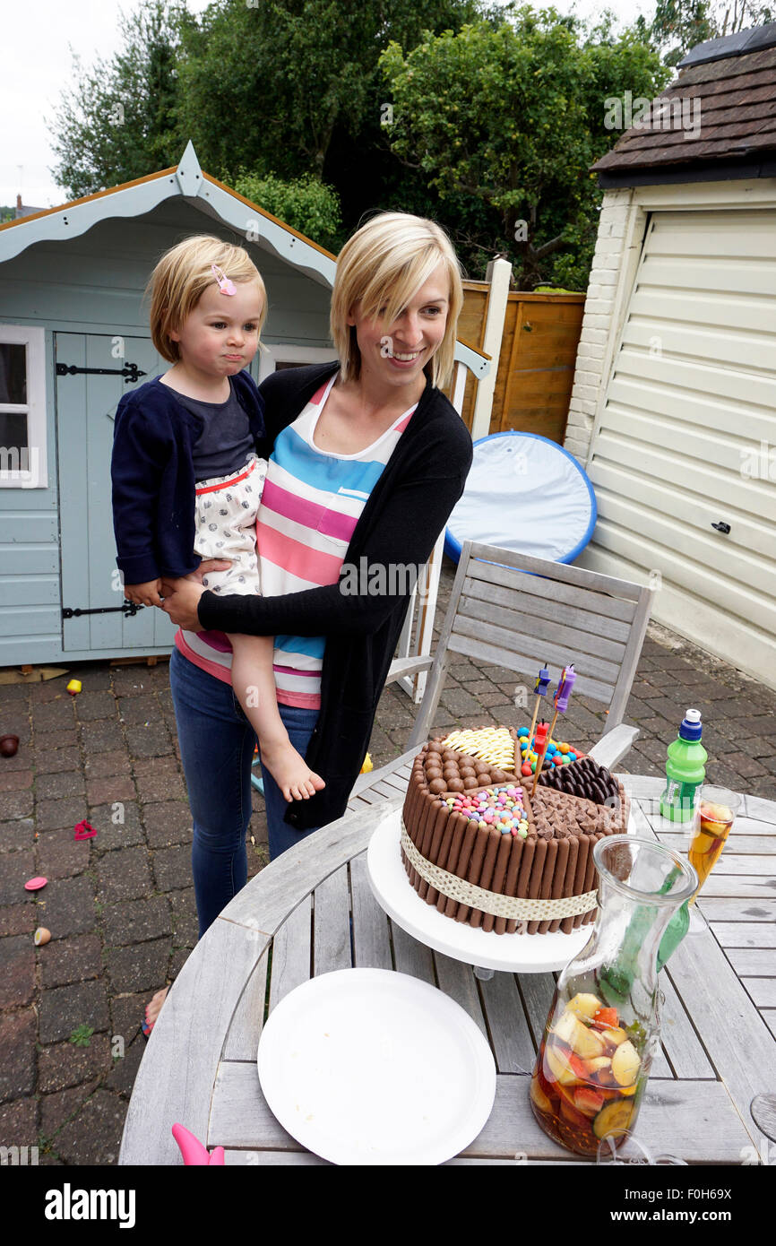Madre e figlia alla festa di compleanno Foto Stock