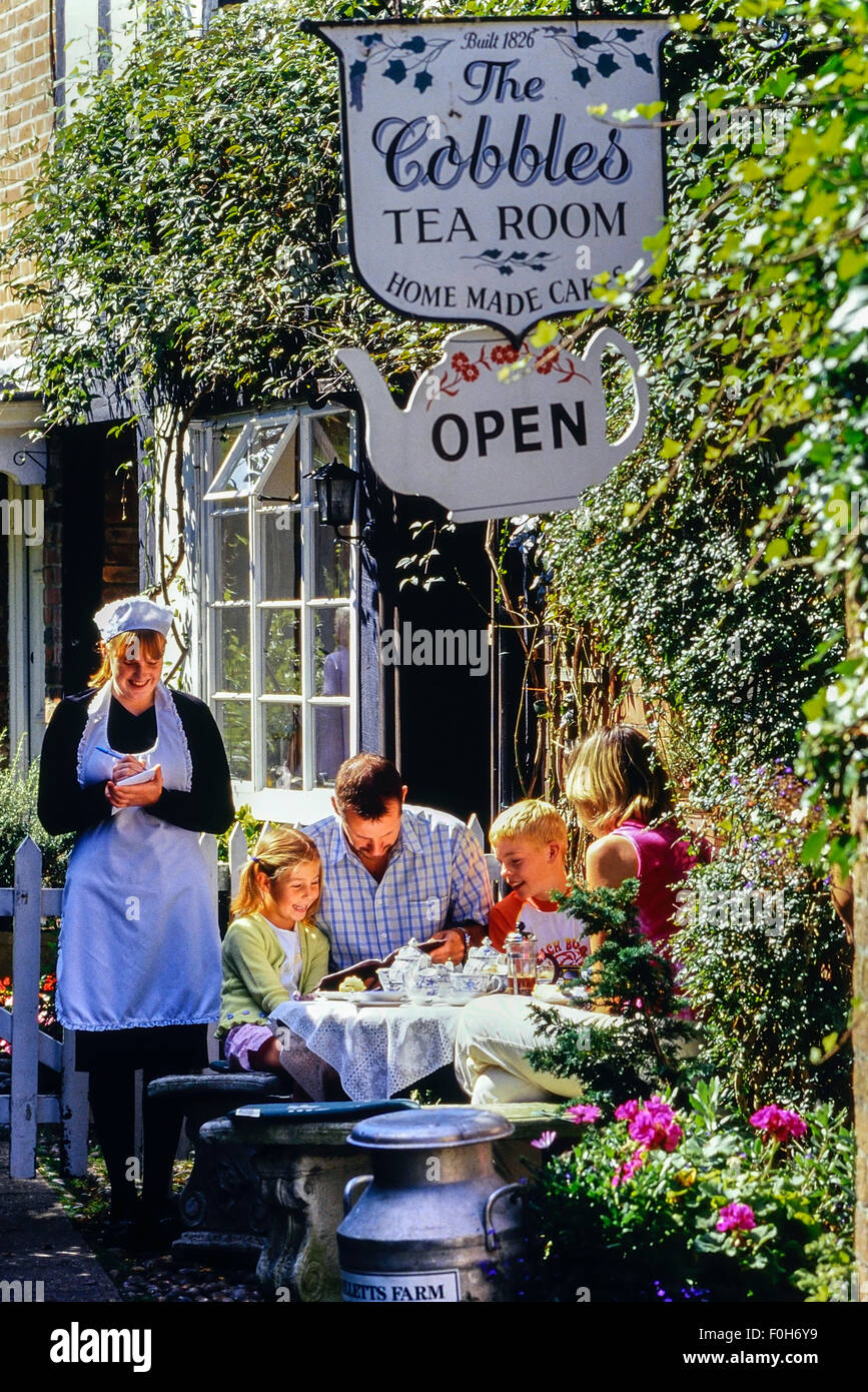 Una famiglia seduta al di fuori di una sala da tè. La segale. East Sussex. Regno Unito Foto Stock